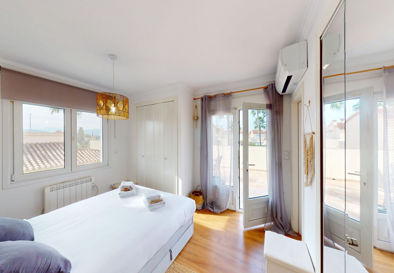 Bungalow in Oliva - Malibu by On Travel